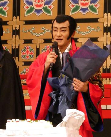 　ケーキと花束をサプライズで贈られ、笑顔の片岡愛之助