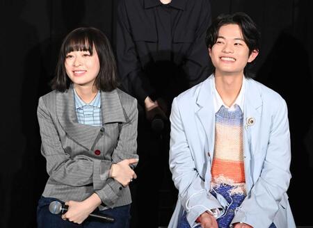 　共演する森七菜（左）と黒川想矢（撮影・開出牧）