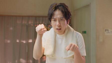 ＣＭでポーズを決める嵐・二宮和也