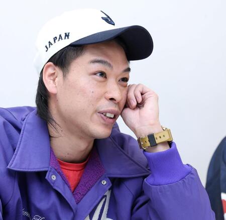 野球愛を真剣な眼差しで語るバッテリィズ・エース（撮影・伊藤笙子）