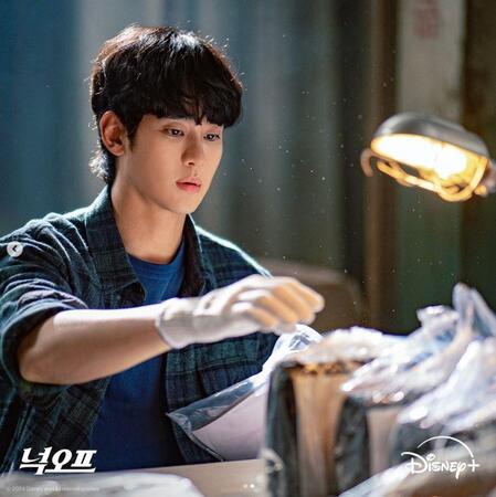 ディズニープラスコリアの公式インスタグラム＠ｄｉｓｎｅｙｐｌｕｓｋｒより　キム・スヒョン主演ドラマ「ノックオフ」のスチールカット