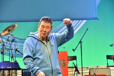 おどけたポーズを見せた小林旭＝大阪・新歌舞伎座