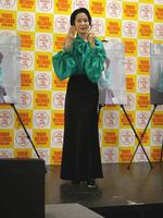 芸能生活４０年目に突入して手で数字を作る坂本冬美