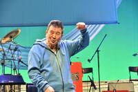 おどけたポーズを見せた小林旭＝大阪・新歌舞伎座