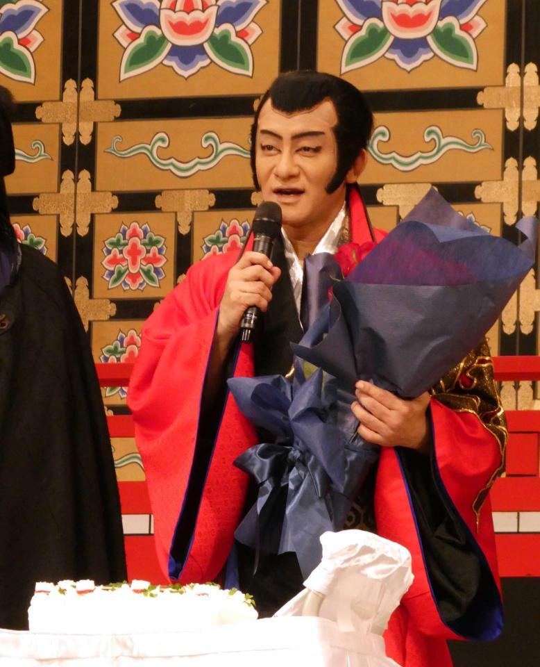 　ケーキと花束をサプライズで贈られ、笑顔の片岡愛之助