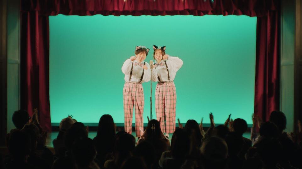 ＣＭに出演する嵐・二宮和也（左）と白本彩奈