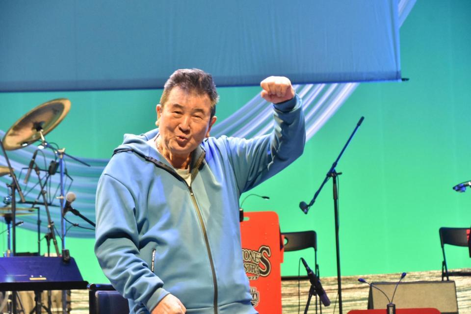 おどけたポーズを見せた小林旭＝大阪・新歌舞伎座