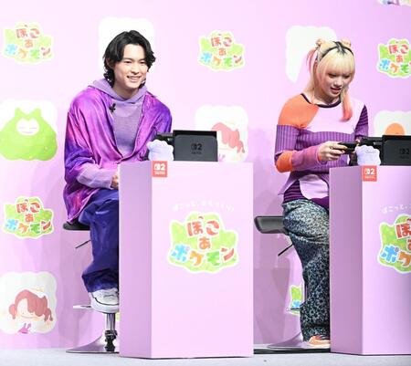 　イベントでゲームを楽しむ松村北斗（左）。右はＭＡＨＩＮＡ