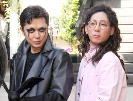 激変の変装姿で登場したたくろう・赤木裕（左）、きむらバンド