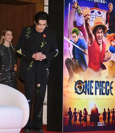 来日会見に登場した新田真剣佑。後方はエミリー・ラッド＝グランドハイアット東京（撮影・開出牧）