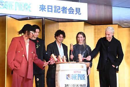 　来日会見で鏡開きを行う（左から）ジェイコブ・ロメロ、新田真剣佑、イニャキ・ゴドイ、エミリー・ラッド、タズ・スカイラー（撮影・開出牧）