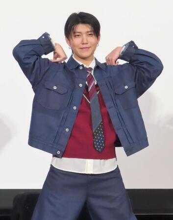 池崎ポーズを取る若井滉斗