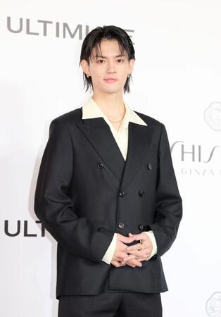 　ポーズをとる佐野勇斗（撮影・棚橋慶太）