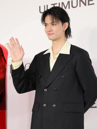 　手を振る佐野勇斗（撮影・棚橋慶太）