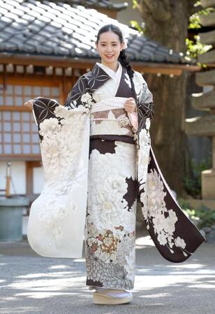 ２０歳の誕生日を迎え、晴れ着姿を披露した宮城弥生＝東京・下目黒の大圓寺（撮影・西岡正）