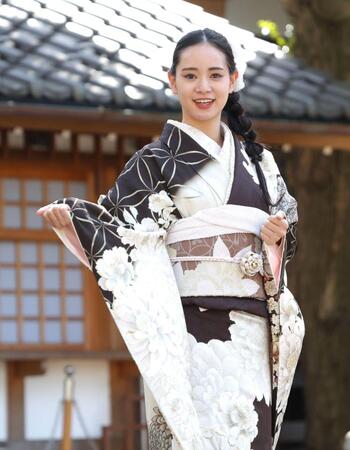 ２０歳の誕生日を迎え、晴れ着姿を披露した宮城弥生＝東京・下目黒の大圓寺（撮影・西岡正）