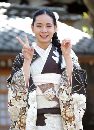 ２０歳の誕生日を迎え、笑顔でポーズをとる宮城弥生＝東京・下目黒の大圓寺（撮影・西岡正）