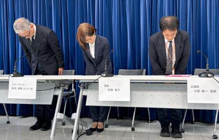 職員の逮捕を受け、記者会見で謝罪するＮＨＫの安保華子理事（中央）ら