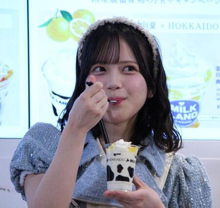 試食するＡＫＢ４８の川村結衣