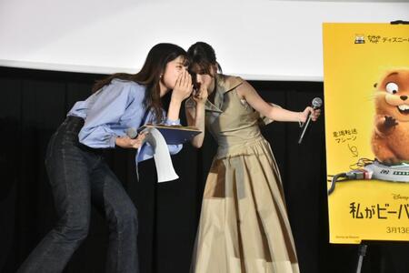 ＭＣに関西弁の発音を確認する芳根京子（右）