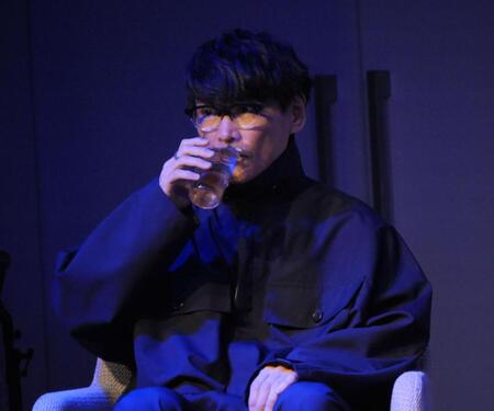 ウイスキーを飲む山口一郎