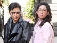 激変の変装姿で登場したたくろう・赤木裕（左）、きむらバンド