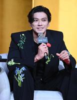 　会見で質問に答える新田真剣佑（撮影・開出牧）