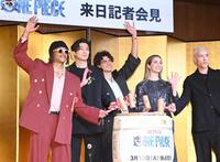 　鏡開きを行う（左から）ジェイコブ・ロメロ、新田真剣佑、イニャキ・ゴドイ、エミリー・ラッド、タズ・スカイラー（撮影・開出牧）