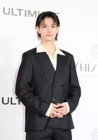 　ポーズをとる佐野勇斗（撮影・棚橋慶太）