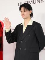 　手を振る佐野勇斗（撮影・棚橋慶太）