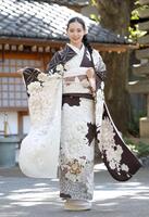 ２０歳の誕生日を迎え、晴れ着姿を披露した宮城弥生＝東京・下目黒の大圓寺（撮影・西岡正）