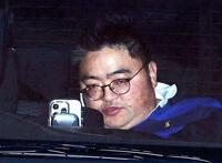 移送のため警視庁渋谷署を出る中元健介容疑者＝５日