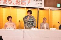 会見で笑いを取る藤山直美（中央）に驚く高畑淳子（左）