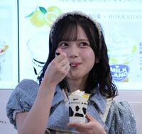 試食するＡＫＢ４８の川村結衣