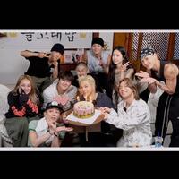 「家Ｄ-ＬＩＴＥ」の公式インスタグラム＠ｚｉｐ＿＿＿＿ｄｓより　ＢＩＧＢＡＮＧ・デビュー１９周年当時の記念ショット　多くのアーティストがお祝いに駆け付けた