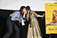 ＭＣに関西弁の発音を確認する芳根京子（右）