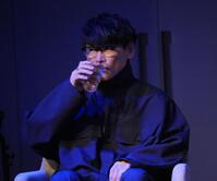 ウイスキーを飲む山口一郎