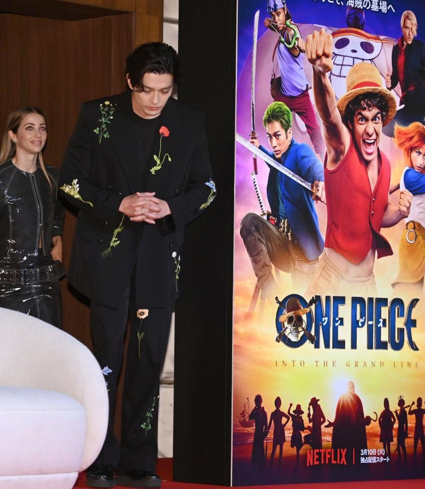 来日会見に登場した新田真剣佑。後方はエミリー・ラッド＝グランドハイアット東京（撮影・開出牧）