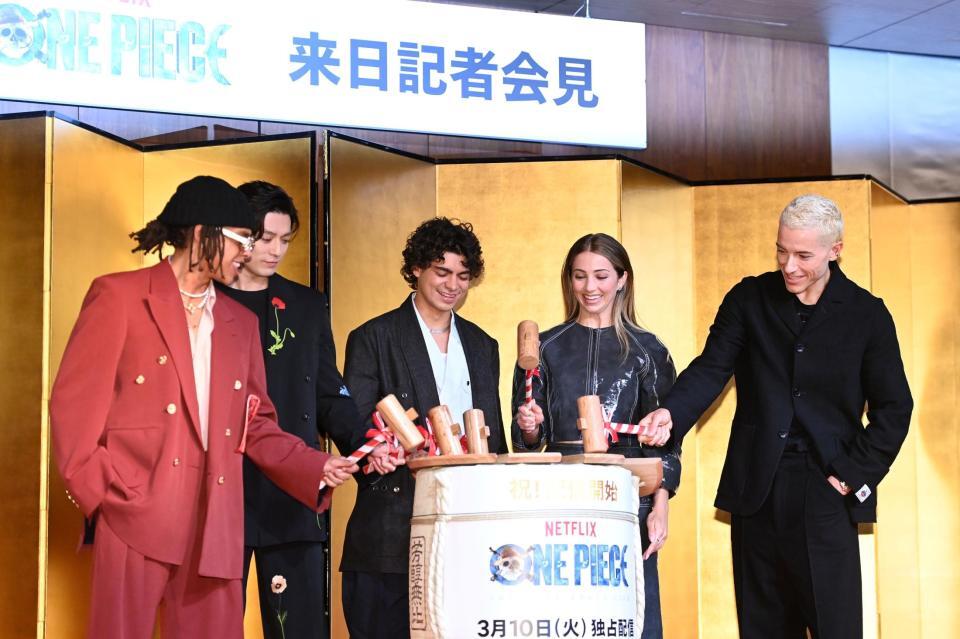 　来日会見で鏡開きを行う（左から）ジェイコブ・ロメロ、新田真剣佑、イニャキ・ゴドイ、エミリー・ラッド、タズ・スカイラー（撮影・開出牧）