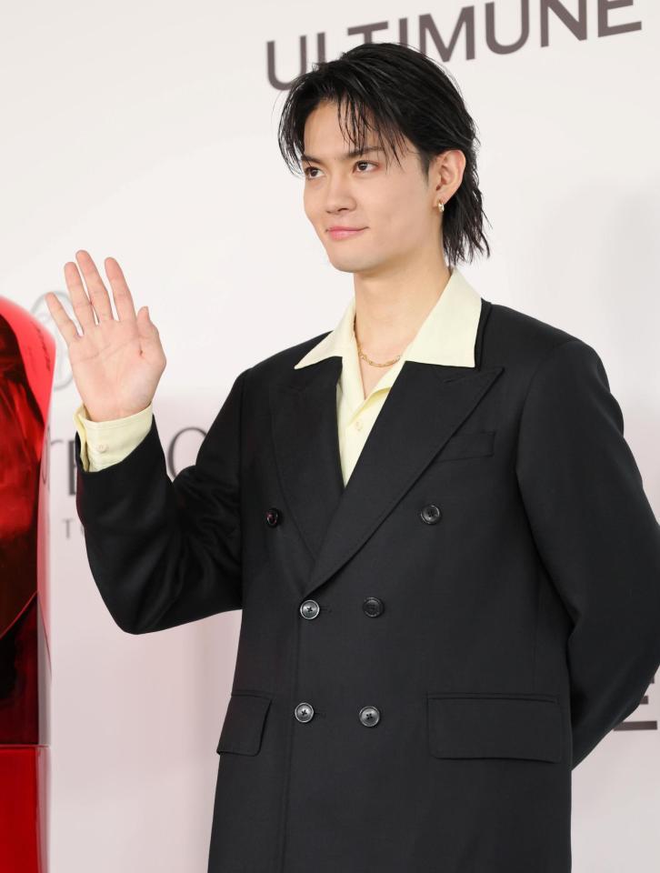 　手を振る佐野勇斗（撮影・棚橋慶太）