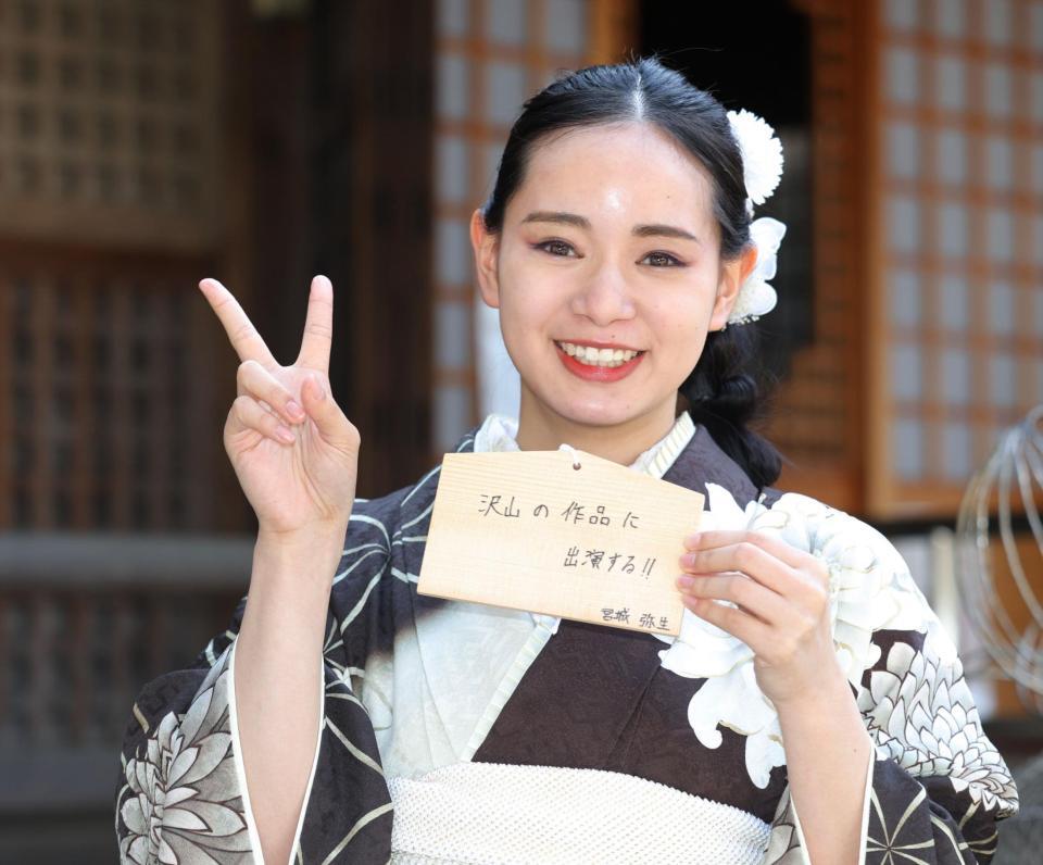 ２０歳の誕生日を迎え、絵馬に今後の目標を記した宮城弥生＝東京・下目黒の大圓寺（撮影・西岡正））