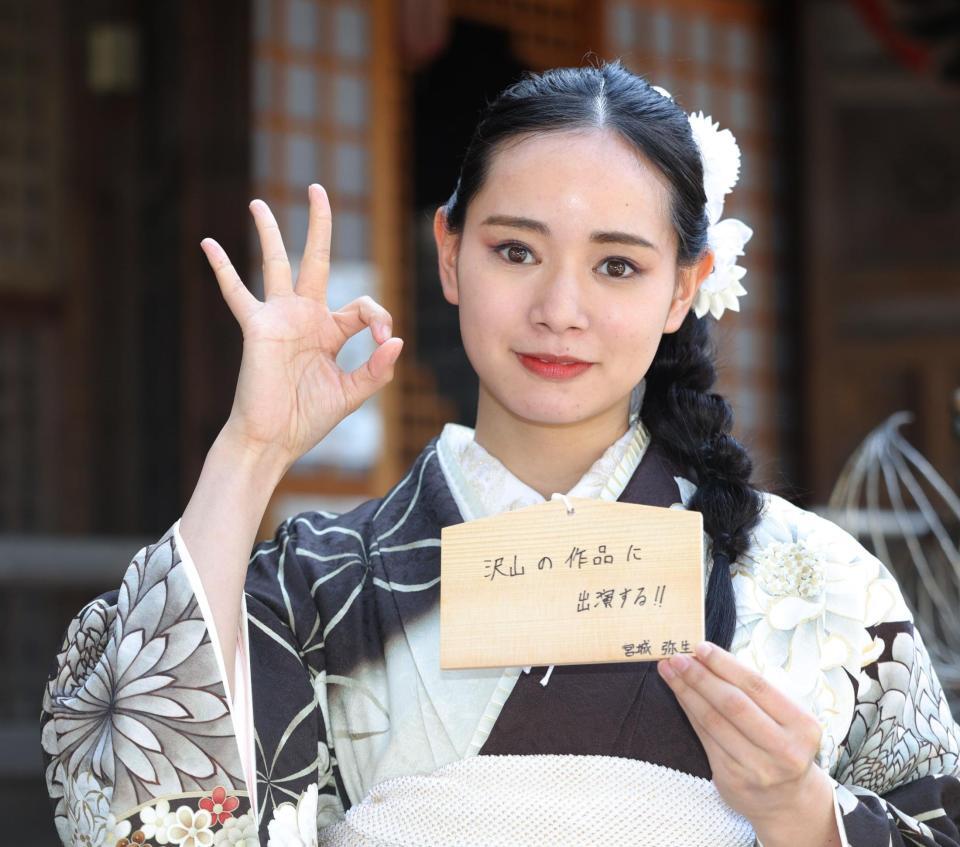 ２０歳の誕生日を迎え、絵馬に今後の目標を記した宮城弥生＝東京・下目黒の大圓寺（撮影・西岡正）