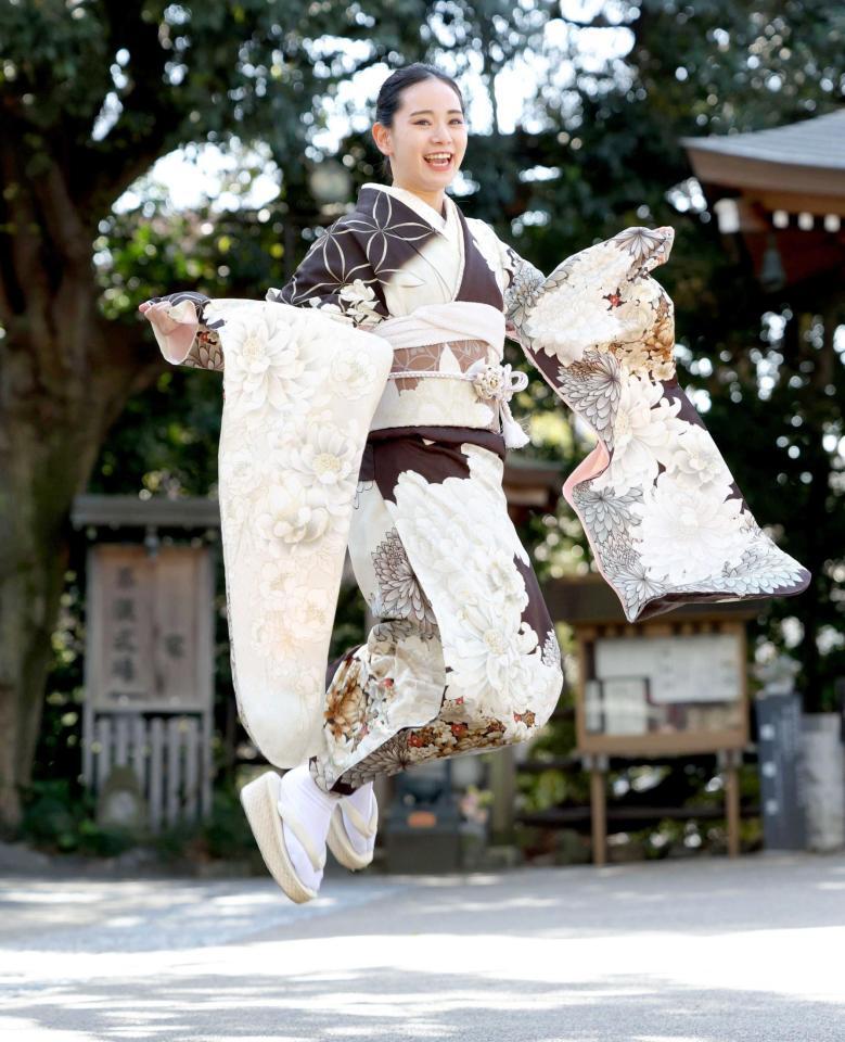 　笑顔でジャンプする宮城弥生（撮影・西岡正）