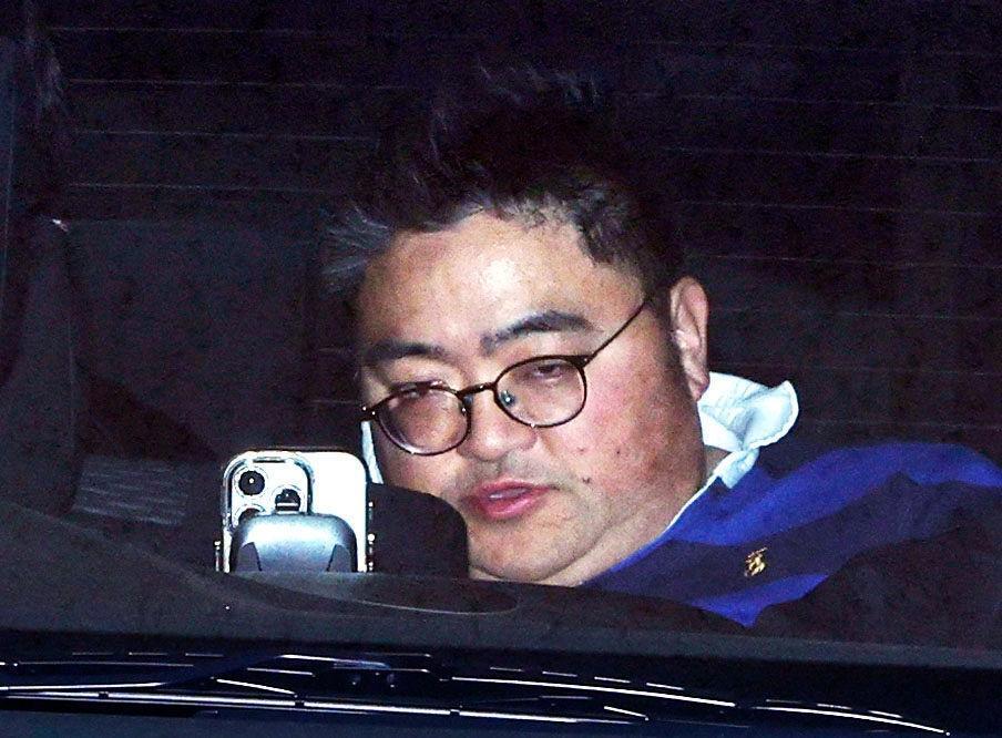 移送のため警視庁渋谷署を出る中元健介容疑者＝５日