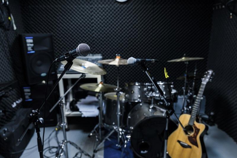 ＦＬＹＩＮＧ　ＫＩＤＳのＥｌｌｉが卒業、ＳＷＩＮＧ-Ｏが休業　※画像はイメージです（zoneteen／stock.adobe.com）