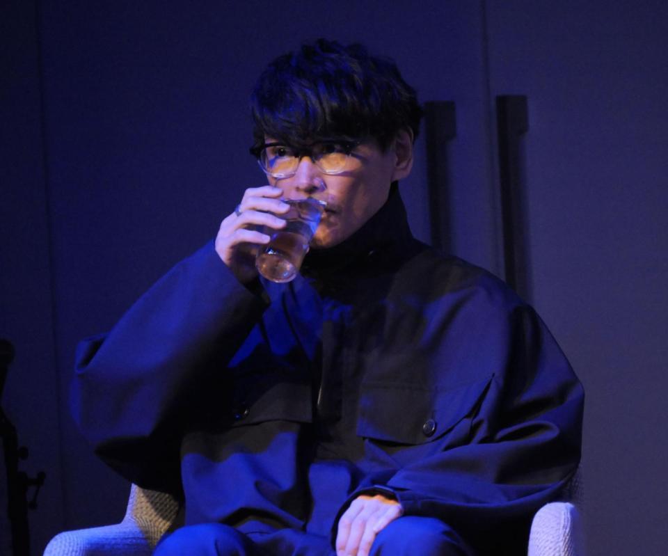 ウイスキーを飲む山口一郎