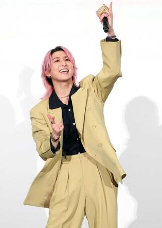 　「オドロウゼ！」に合わせて踊る佐久間大介（撮影・吉澤敬太）