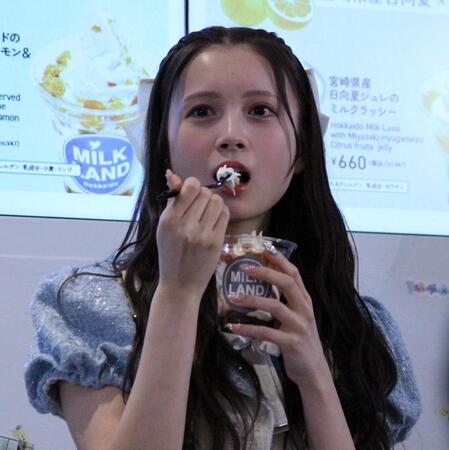 試食するＡＫＢ４８の水島美結