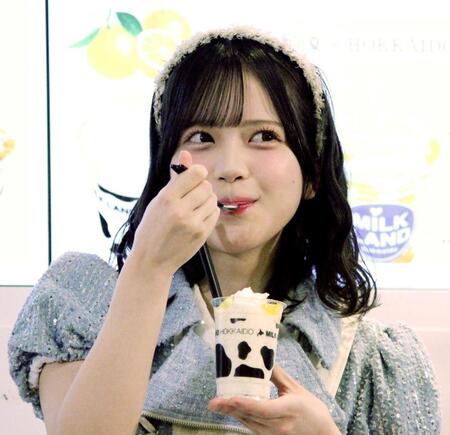 　試食するＡＫＢ４８の川村結衣