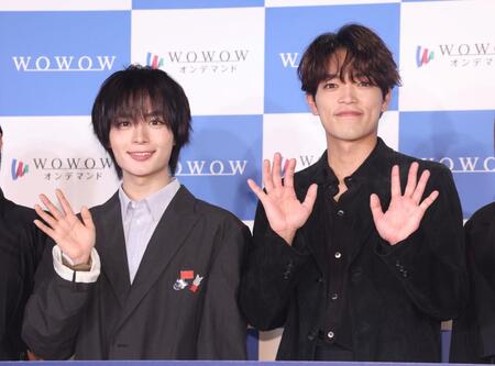 手を振るなにわ男子・大西流星（左）とｔｉｍｅｌｅｓｚ・原嘉孝（撮影・石井剣太郎）